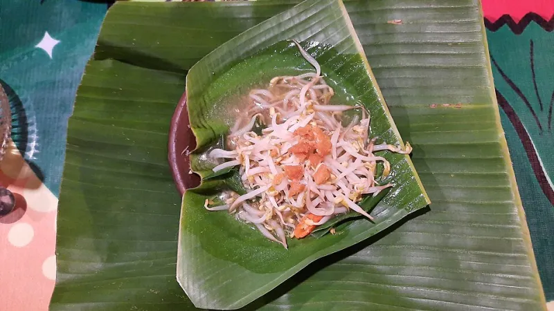 Green First: How Indonesian Cooks Build Flavor from the Leaf Up — and What That Means for Your Kitchen